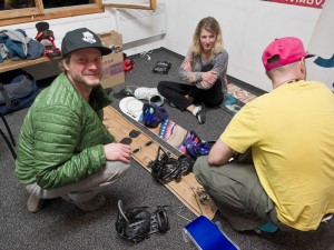 Aktivity na chalupě - půjčovna splitboardů - seřídit, vyzkoušet vázání, namazat a jsme připraveni na další výstup do hor. Foto: Vítek Ludvík