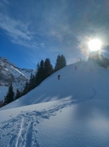 Day off, Adelboden rozježděnej, jdem se podívat pěšky na hřebínek vedle. 300 vejškovejch metrů, za 2 hodiny klidným tempem jarním hicem nahoru, za 2 minuty dolů. Nula lidí a nula stop.