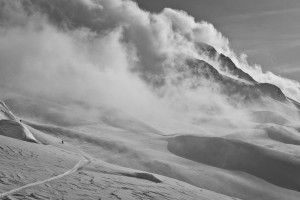 Přechod dlouhých plání z resortu Andermatt