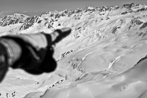 Pohled z resortu Andermatt přes údolí na ledovec Maighels