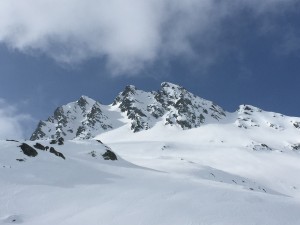 Trojzubec - tak jsem si pojmenovali skalní útvar, který vybízí ke sjezdu třech vysněžených žlebů. Foto: Zdeněk Poláček
